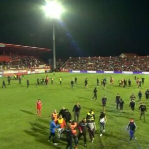 Navijači Veleža utrčali na teren i prekinuli susret protiv Borca