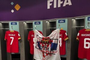 Neko je u svlačionici Srbije okačio spornu zastavu Kosova, sada ih istražuje FIFA
