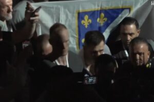 Adnan Ćatić ogrnut zastavom sa ljiljanima ušao u ring uoči borbe u Stuttgartu