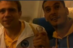 “Druže Ćiro mi ti se kunemo” pjevalo se 2009. godine u avionu Zmajeva