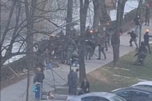 Pogledajte kako policija “riješava” huligane na ulicama Sarajeva